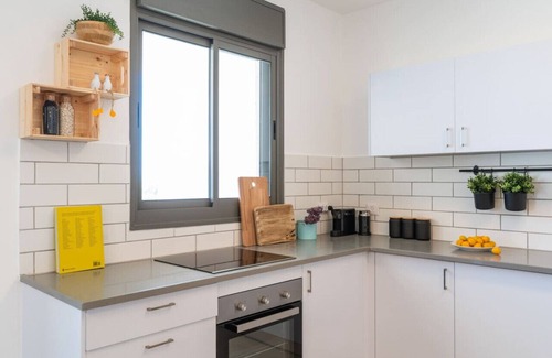 Nahariya Apartment | Stylish Seaside Escape with Balcony