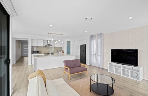 Spring Mountain House | Stylish & Spacious 3BR 2BA in Spring Mountain