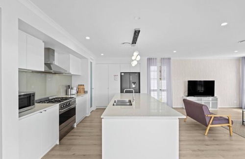 Spring Mountain House | Stylish & Spacious 3BR 2BA in Spring Mountain