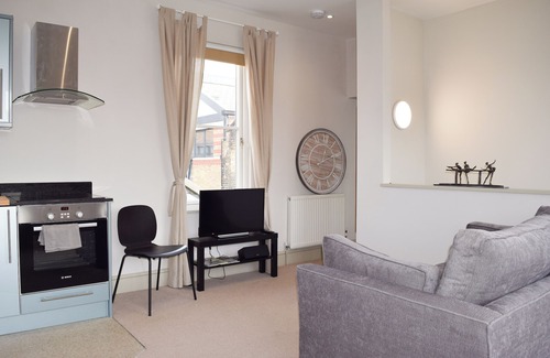 Hammersmith Apartment | Stylish + Spacious 1 Bedroom Flat in Hammersmith