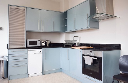 Hammersmith Apartment | Stylish + Spacious 1 Bedroom Flat in Hammersmith
