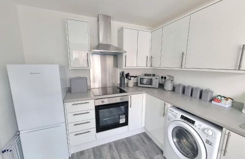 Rugby House | Stylish Spacious 4 Bed Townhouse near station with Parking & High Speed WiFi