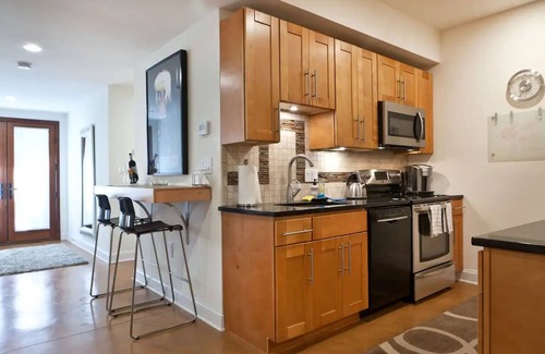 Bethesda House | Stylish Spacious Greentree Apartment