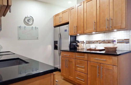 Bethesda House | Stylish Spacious Greentree Apartment