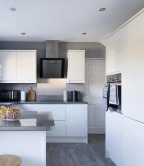 Beverley House | Stylish spacious home in Beverley Families, Contractors, Long stay welcome