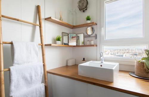 Quartier des Grandes-Carrieres Apartment | Stylish Stay - Balcony & Amazing View - Montmartre