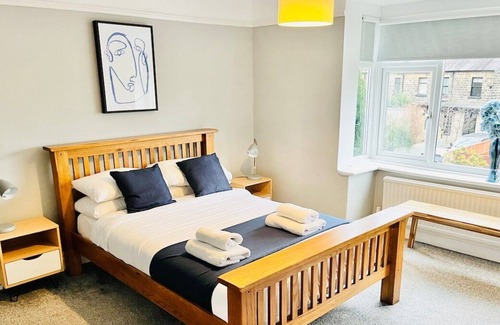 Horsforth House | Stylish Stay in Horsforth Lodge