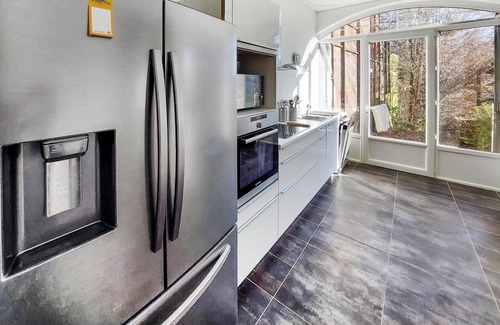 Bieujac House | Stylish stone house with pool and wooded park.
