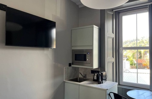 Innerleithen Apartment | Stylish studio room, king, en-suite & kitchenette (room1)