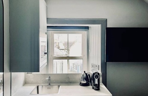 Innerleithen Apartment | Stylish studio room, en-suite & kitchenette