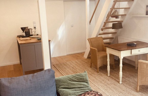 Eimsbuettel Apartment | Stylish studio apartment in 100-year-old country house with enchanted garden