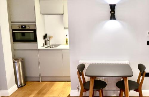 Twickenham Riverside Apartment | Stylish Studio Apartment, ensuite, kitchenette