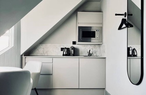 Innerleithen Apartment | Stylish studio room, twin, en-suite & kitchenette