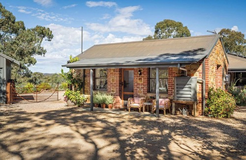 Castlemaine Apartment | Stylish Studio - tranquil setting - 2.5 acre bush property. 5 mins drive to town