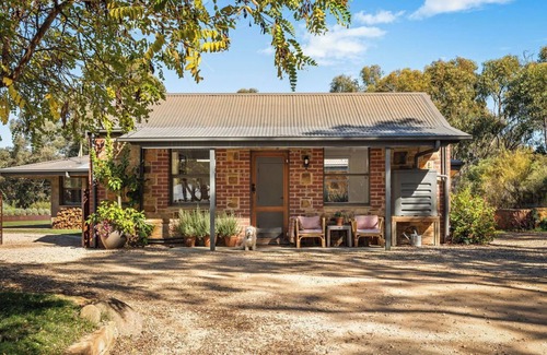 Castlemaine Apartment | Stylish Studio - tranquil setting - 2.5 acre bush property. 5 mins drive to town