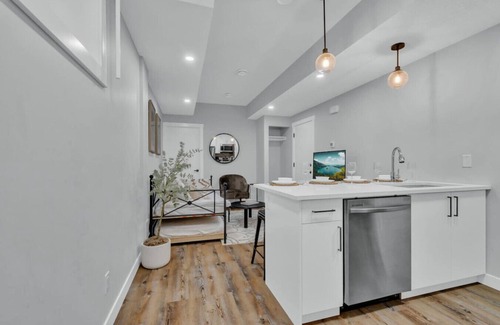 Jasper Place Apartment | Stylish Suite * NearWEM * 4 twin bed * Central