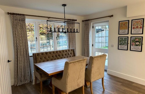 Ockley House | Stylish Surrey Hills House 2 ensuite bedrooms