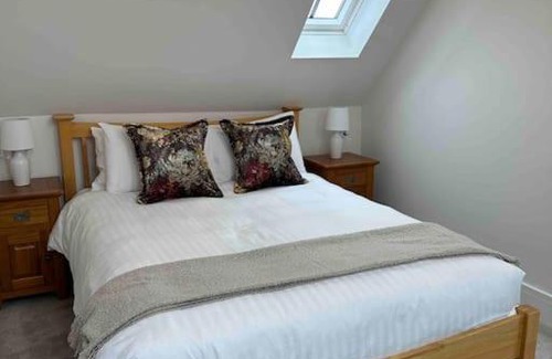 Ockley House | Stylish Surrey Hills House 2 ensuite bedrooms