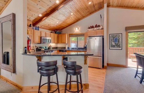 Talmont Cabin | Stylish Tahoe Cabin+Hot Tub, Beach & Walk to Trails