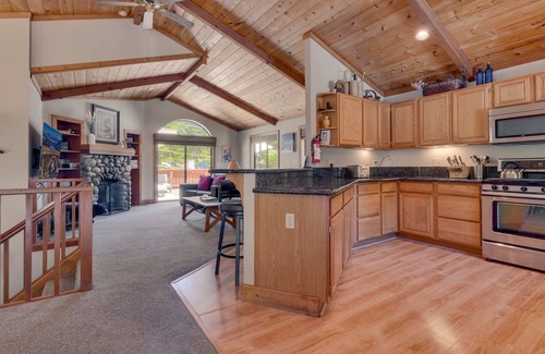 Talmont Cabin | Stylish Tahoe Cabin+Hot Tub, Beach & Walk to Trails