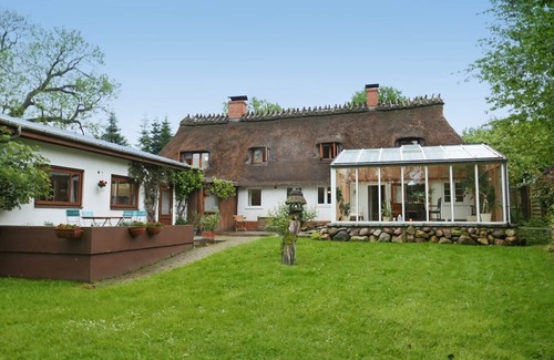 Saustrup House | Stylish thatched house "Schöne von Angeln" in picturesque surroundings with a beautiful garden and two terraces that let you catch the sun's rays at any time of day and are ideal for families and couples traveling together who want to enjoy the peace and.