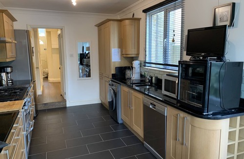 Bellingham House | Stylish, Three Bed Property, Quiet Location, Great Access To Central London