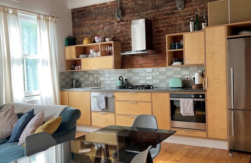 Ravenscourt Park Apartment | Stylish, top floor, loft-style flat in West London