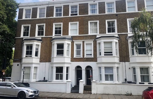 Ravenscourt Park Apartment | Stylish, top floor, loft-style flat in West London