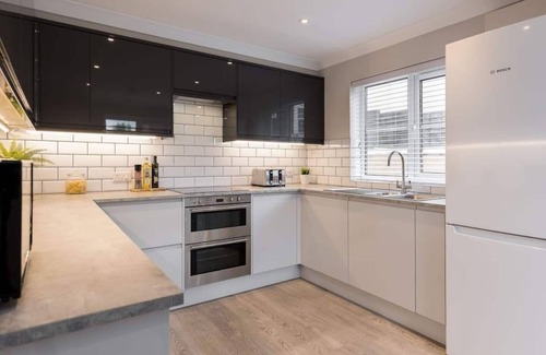 Bournemouth House | Stylish Town House - Central, Detached, Parking, Garden