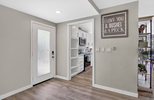 Circle Area House | Stylish Townhome in Long Beach w/Private Pool