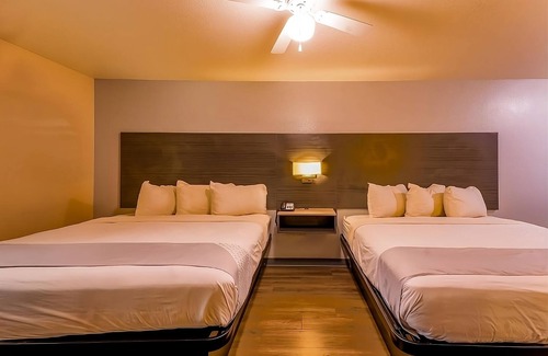 Sweet Home Hotel | Stylish Unit near Dairy Queen Yoakum with Parking and Swimming Pool Access