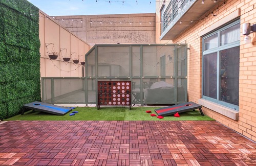 Shirlington Apartment | Stylish Vibrant Getaway w/Private Patio next to Bars & Food, 5 minutes from DC!