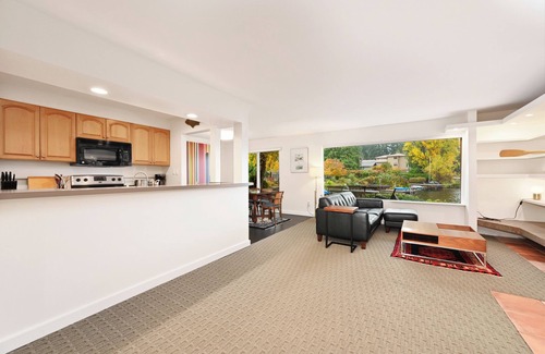 Broadview Condo | Stylish Waterfront Retreat