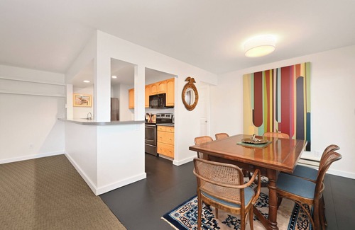 Broadview Condo | Stylish Waterfront Retreat