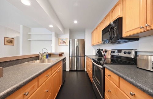 Broadview Condo | Stylish Waterfront Retreat