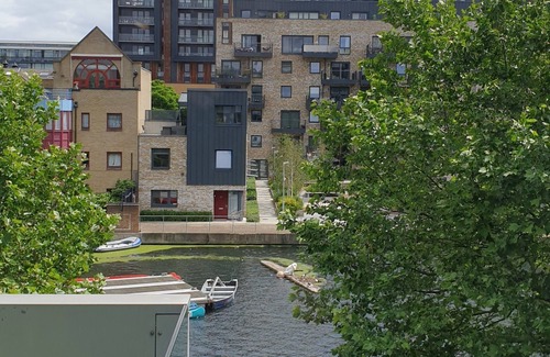 Angel Apartment | Stylish waterside apartment, near The Angel, a historic part of central London