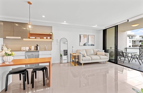 West End Apartment | Stylish West End Stay with Rooftop Pool & BBQ