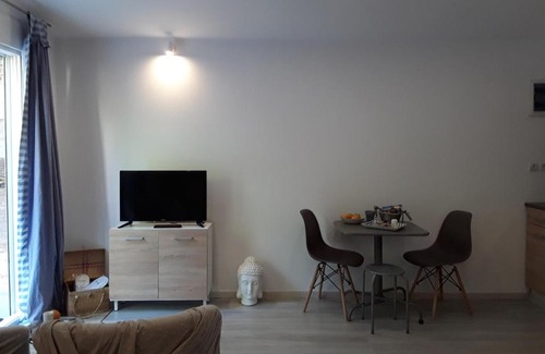 Nea Erithraia Ski Chalet | Stylish Wooden Chalet suburbs Athens