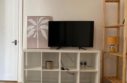 Mile End Apartment | Stylish1 bedroom Apartment 3 mins walk to Mile End Station