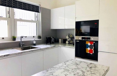 Dulwich House | Stylishly decorated apartment - great for families & long term bookings