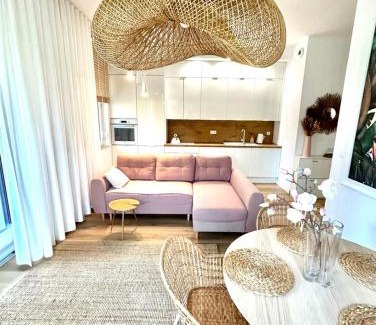 Poznan Apartment | Stylowy apartament z prywatnym ogrodem, widokiem na park i parkingiem - Red Park Poznań