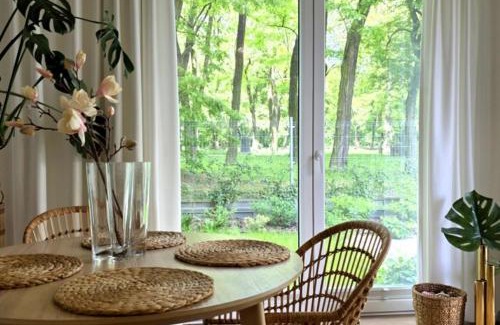 Poznan Apartment | Stylowy apartament z prywatnym ogrodem, widokiem na park i parkingiem - Red Park Poznań