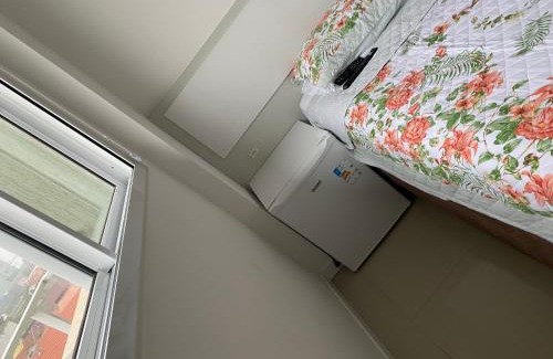 Andorinha House | Suíte 1 com cama de casal,em apartamento compartilhado ar condicionado, tv, e Wi-fi -frigobar