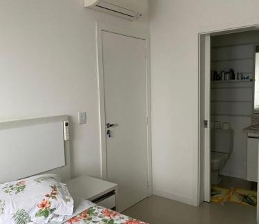 Andorinha House | Suíte 1 com cama de casal,em apartamento compartilhado ar condicionado, tv, e Wi-fi -frigobar