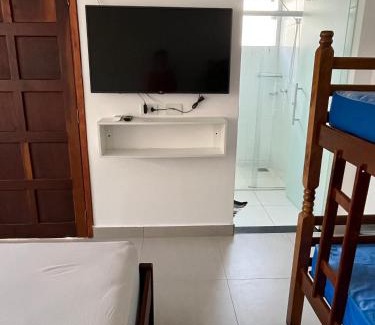 Jardim Carolina House | Suíte com ar condicionado e Wi-Fi