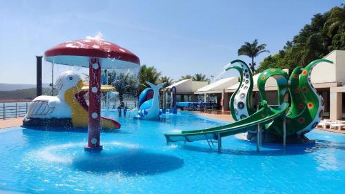 Capitolio House | Suíte com Vista para o Lago em Capitólio, acesso a piscina adulto e infantil, quadra de beach tênis e playgroud