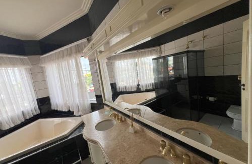 Sinop House | Suíte de luxo no centro com closet e hidromassagem