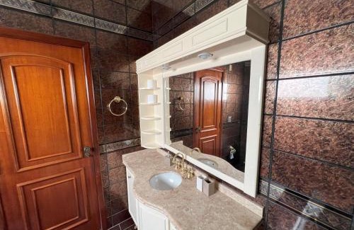 Sinop House | Suíte de luxo no centro com closet e hidromassagem