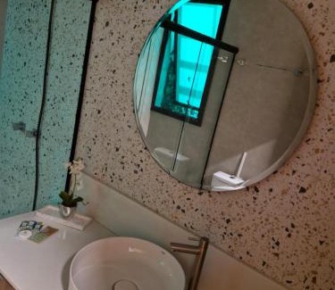 Niteroi House | Suíte em casa familiar da Mirian com vista piscina