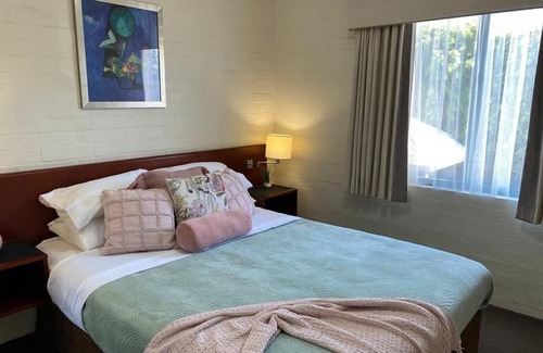 Subiaco Apartment | SUBI CENTRAL CLOSE CBD HOSPITALS WIFI NETFLIX WINE